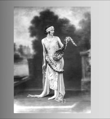 Sarah Caryth, du noir et blanc au noir et rose