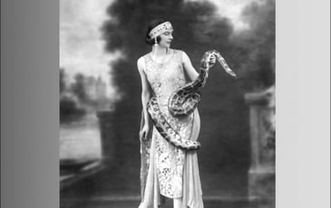 Sarah Caryth, du noir et blanc au noir et rose