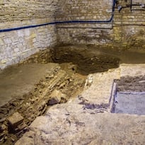 La salle de l'absidiole et la crypte de l'église abbatiale