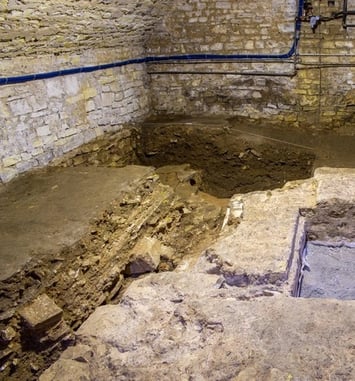 La salle de l'absidiole et la crypte de l'église abbatiale
