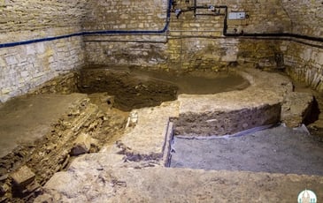 La salle de l'absidiole et la crypte de l'église abbatiale
