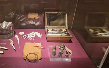 Visites guidées de l'exposition « L'aiguille et la peau », Aux origines de la mode